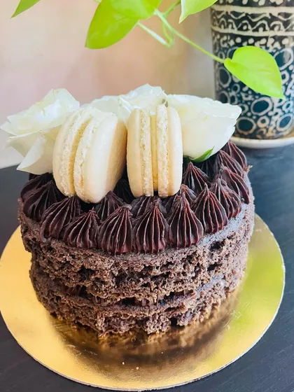Everyone deserves a treat, regardless of dietary needs. This decadent chocolate cake is 100% vegan, sugar-free, and gluten-free. I offer a wide range of desserts to accommodate special dietary requirements without compromising on flavor.