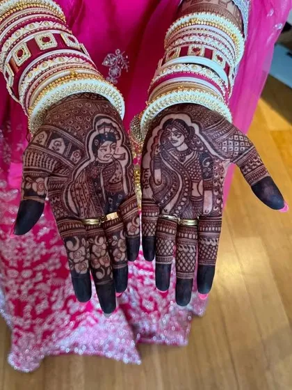A classic take on couple portraits for a bride, complete with her bridal bangles. The detail in their wedding attire is carefully drawn into the henna.