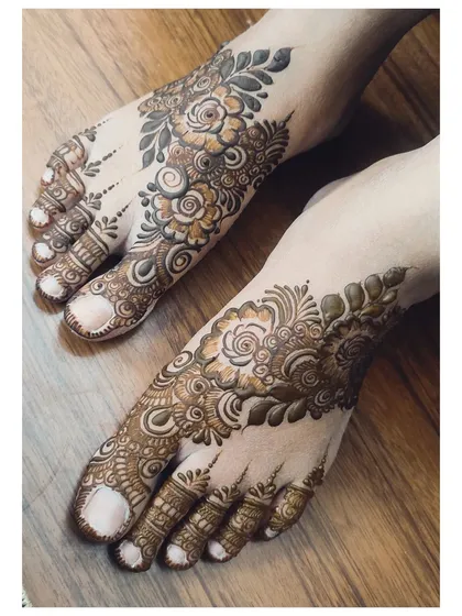 Don't forget the feet! A detailed floral and paisley design on the feet completes the festive look. I create patterns that beautifully adorn the top of the foot, making sure you look perfect from head to toe.
