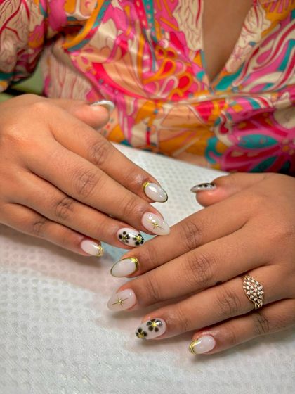 A full view of the 'blueming' floral nail art. It’s a trendy yet timeless design that looks beautiful on an almond-shaped nail.
