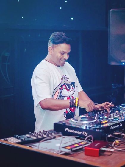 A shot from a packed night at Indigo XP. I love the challenge of playing for different crowds and adapting my sound to fit the venue's atmosphere.