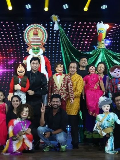 Another group photo from the "Ardhavatrao 100 Not Out" stage. This show was a massive production featuring dozens of different puppet styles, from traditional to modern.