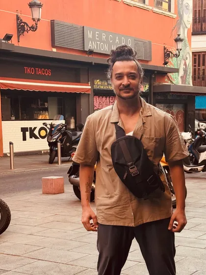Arriving at my temple in Madrid, the legendary Amor de Dios studio. It's always an emotional and nostalgic feeling to be back in this space, which is a hub for the world's Flamenco community.