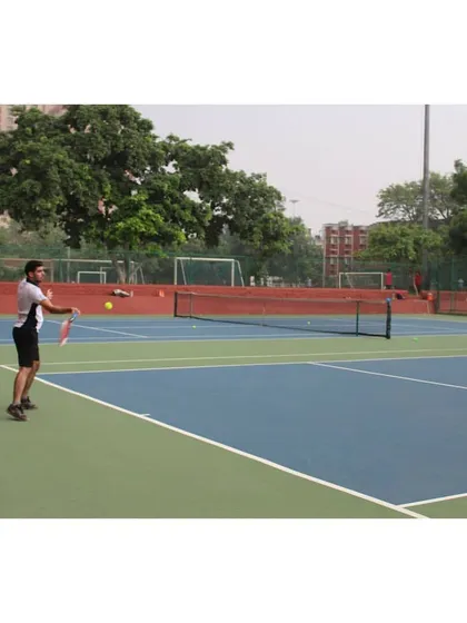 A player prepares to hit a backhand during a tournament match. The courts are designed to support high-performance play, making them a preferred venue for serious competitions.