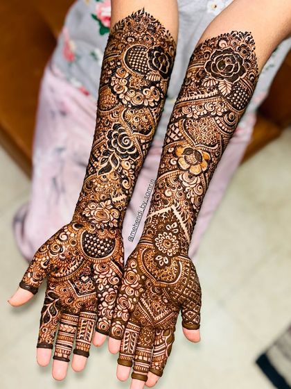 Another shot of the same engagement design, showing the incredible detail and full coverage.