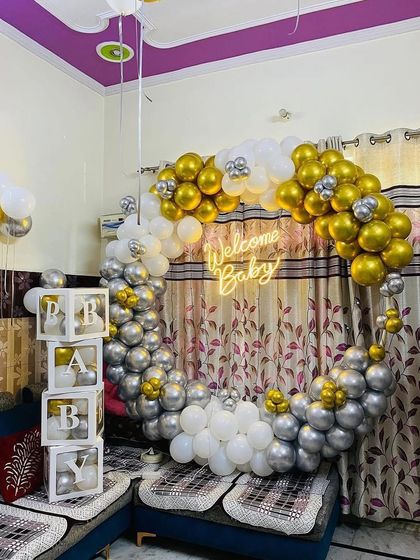 Another view of the elegant gold and silver 'Welcome Baby' balloon ring.