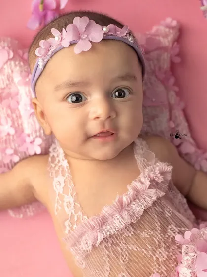 A sweet, wide-eyed look from a newborn fairy. Even when they are awake, we can capture beautiful moments filled with curiosity and wonder.