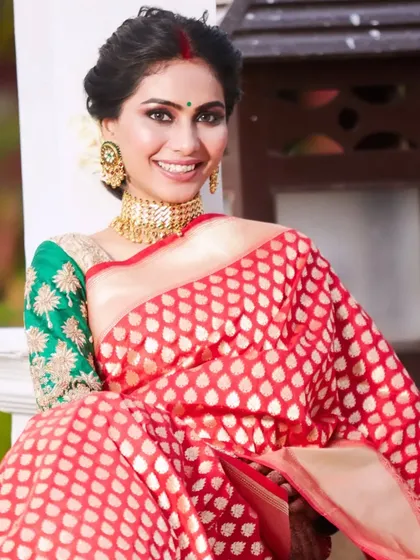 A happy and radiant bride. Her bright smile complements the classic reception makeup, featuring bold eyes, a traditional red bindi, and a beautiful gajra in her hair.