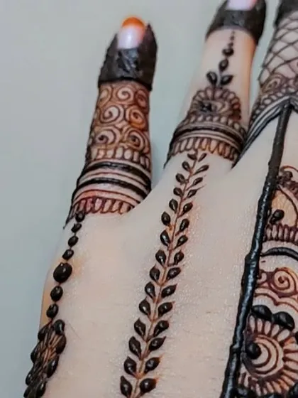 A close-up of the delicate leafy vine and beaded chain.