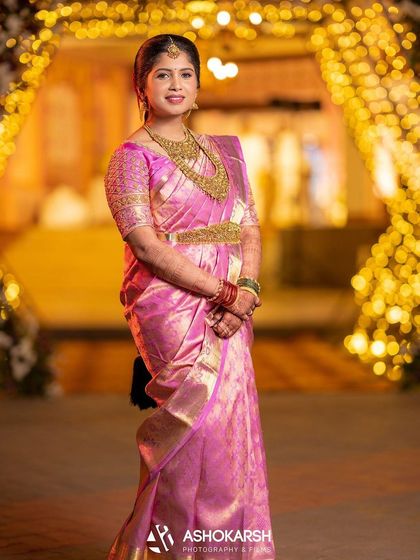 Elegance personified. This bride chose an extravagant design, and she looks absolutely out of this world in her pink silk saree.