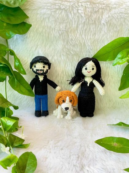 This family portrait in crochet features a couple and their sweet beagle. The dolls are attached to a solid wood base, making them a perfect display piece for your home.