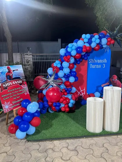 This Spiderman setup includes a personalized welcome board for the guests, adding a special touch to the party entrance.