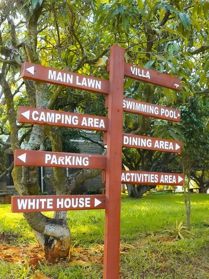 This signpost helps everyone navigate the property with ease. It directs you to all the main attractions, from the swimming pool and dining area to the dedicated activities and camping zones.