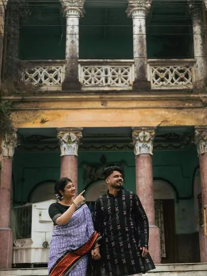 Exploring the grand facade of an old haveli in Sambalpur. The couple looks up at the architecture, sharing a moment of awe and discovery together.