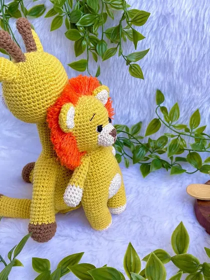 A friendly duo of a giraffe and a lion. These two best friends are perfect for jungle-themed nurseries and imaginative play.