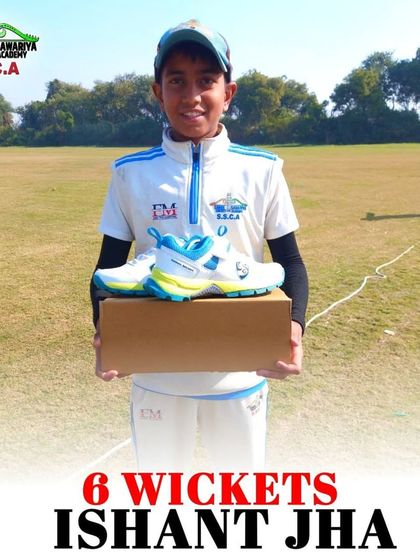 Ishant Jha with his prize after taking 6 wickets in a match. An outstanding performance from our all-rounder.