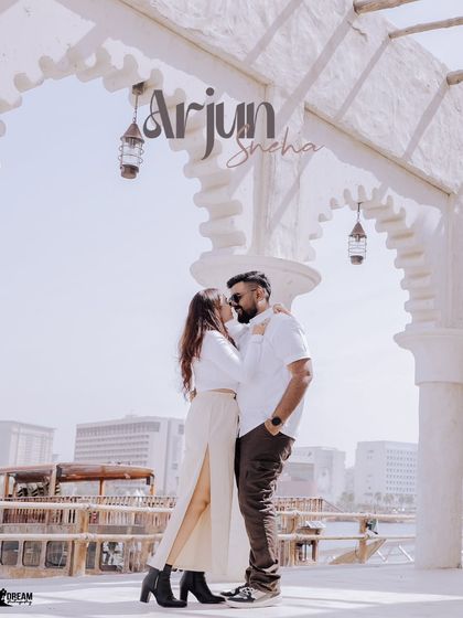 An intimate kiss framed by the beautiful white arches of a Dubai souk. This shot combines modern romance with traditional Arabian architecture.
