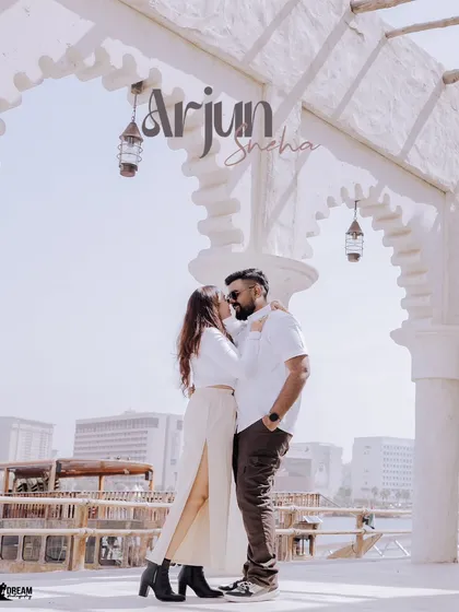 An intimate kiss framed by the beautiful white arches of a Dubai souk. This shot combines modern romance with traditional Arabian architecture.