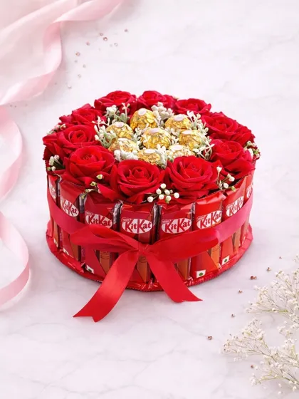 For when you want to give something truly special, I make these chocolate and rose hampers. This one is made with KitKats and Ferrero Rochers, arranged with fresh roses to look like a beautiful, edible cake. It’s perfect for anniversaries and big celebrations.