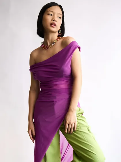 The full look, where the simple, chic hair and makeup balance the bold colors of the outfit.