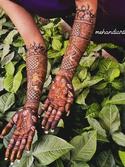 We can incorporate meaningful wedding rituals directly into your mehandi. This design features a beautiful depiction of the Kanyadaan ceremony, making it deeply personal for the bride and her family.