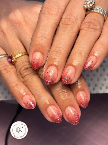 A beautiful pink ombre glitter effect. The glitter is concentrated at the tips and fades softly towards the nail bed, creating a delicate and sparkly look.