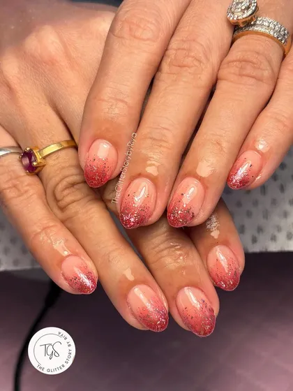 A beautiful and simple glitter ombré. This set features a nude base with a soft fade of reddish-pink glitter from the tips, perfect for any festive occasion.