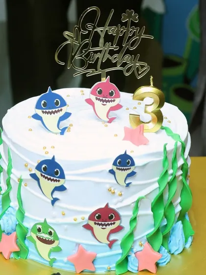 A second, beautifully decorated Baby Shark cake for the 3rd birthday celebration. The details, from the seaweed frosting to the character toppers, make it extra special.