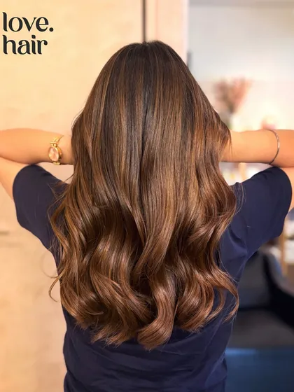 Pure hazelnut. This warm, comforting cocoa color is perfect for any weather, giving the hair a rich and healthy look.