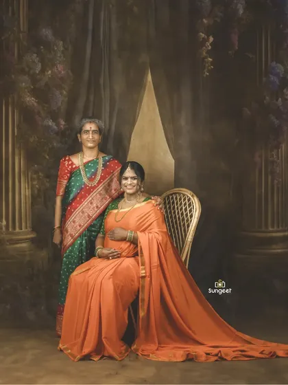 Another take on the beautiful multi-generational portrait, capturing the bond between mother and daughter during this special time.