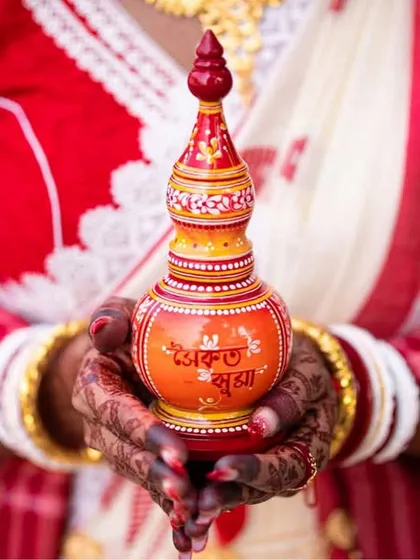 A classic gachkouto, beautifully painted with the words 'Ek Shuvo Bibaho' (A Happy Marriage). This traditional vermillion box is an essential and sacred part of the Bengali wedding ceremony.