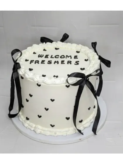 A chic and simple cake for a freshers' party. This large 4kg choco-vanilla cake is decorated with black hearts and satin bows for a touch of vintage charm.
