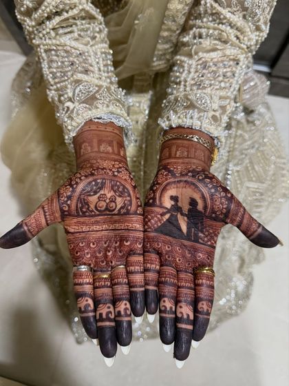 The final stain on this custom bridal mehendi is just perfect. You can clearly see the silhouette portrait of the couple under the moonlight, a truly romantic touch.