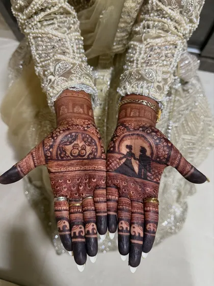 The final stain on this custom bridal mehendi is just perfect. You can clearly see the silhouette portrait of the couple under the moonlight, a truly romantic touch.