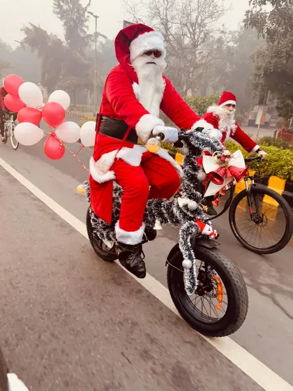 A close-up of one of our Santas on a decorated fat bike with balloons, ready for the Christmas charity ride.