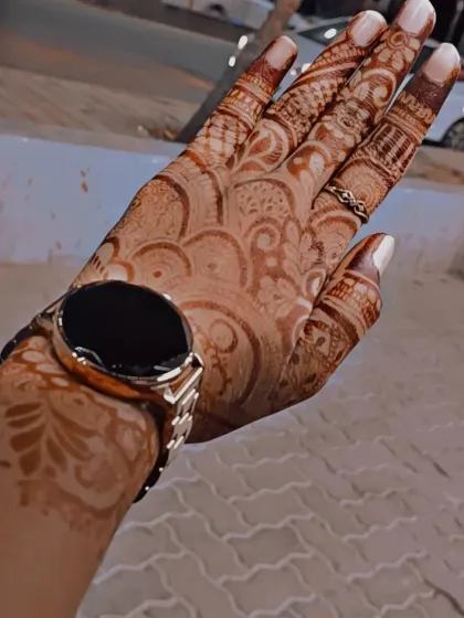 A beautiful example of a detailed design with a lovely, even stain. This is the classic, natural mehendi color that my organic cones consistently deliver.