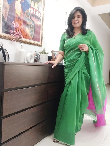 The full look of my green and pink chanderi saree. The colour combination is vibrant yet elegant. This saree can be dressed up or down easily, making it a wonderful investment piece for your wardrobe.
