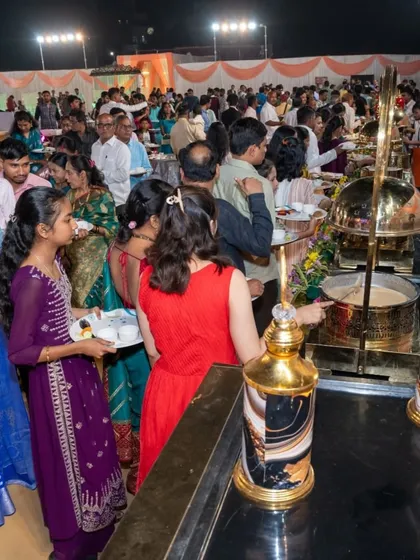 I am experienced in managing large crowds smoothly. This photo captures guests enjoying the buffet at a large wedding with a royal setup, ensuring everyone gets served efficiently.