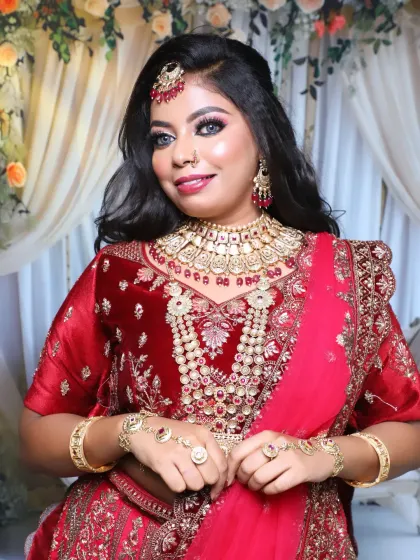 A full-frontal view of this stunning North Indian bridal look. The layered necklaces and hand jewellery complete the ensemble, making her look like royalty.