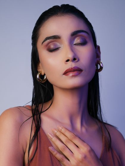 This image, with its cool-toned lighting, shows how makeup interacts with different lighting conditions. You will learn to adapt your application for photography and events.