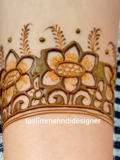 A close-up of a floral armband design. The bold flowers with detailed centers create a beautiful and modern look.