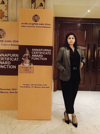 A formal look for an awards function. I opted for a powerful and classic ensemble, pairing a black dress with a grey plaid blazer and black pumps for a sophisticated and professional appearance.