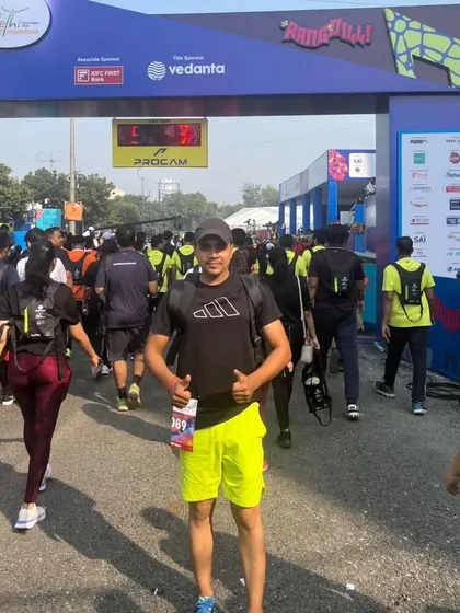 Thumbs up at the starting gate. Feeling ready and confident to take on the half marathon.