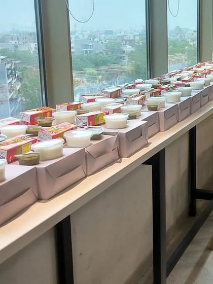 A large-scale order of packed meals lined up and ready to go. We have the capacity to handle bulk orders for corporate offices, ensuring timely delivery and consistent quality for every single meal.