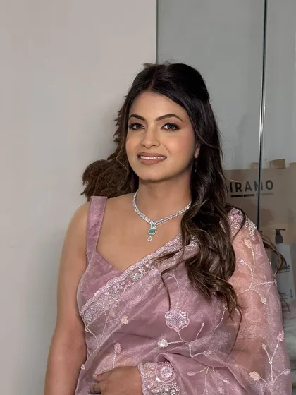 This subtle evening party makeup is all about enhancing natural beauty. I used soft, neutral tones and focused on creating a radiant, skin-like base.