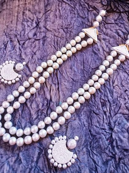 A classic pearl-white version of the 'maharani' style necklace. The white beads give it a timeless elegance.