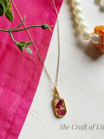 A rectangular pendant filled with preserved petals. This minimalist design is perfect for those who prefer a modern and simple style of jewelry.