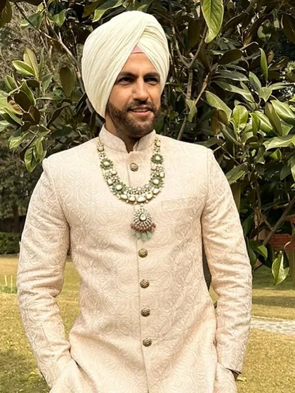 Styling grooms is about balancing tradition with personal flair. For this Sikh groom, I curated a look with a classic ivory sherwani and a statement heritage necklace, creating an ensemble that is regal, memorable, and deeply personal.