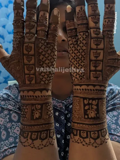 A beautiful back-hand design with hanging lotus motifs. The pattern is both traditional and elegant, perfect for any festive occasion.