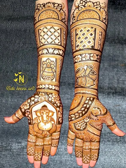 An Indian traditional design featuring a beautiful Ganesha sketch on the palm. The arms are decorated with kalash motifs, making it a very auspicious design for a bride.